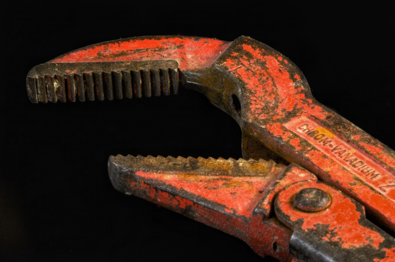 plombier-CHATEAUDOUBLE-min_pipe-wrench-318084